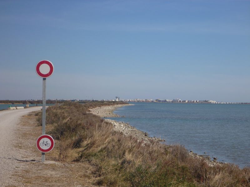 Interdit de passer .. et ne passez pas au bord du canal du Rhône avant Sète