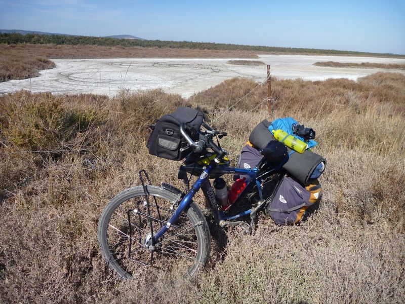 Fanette ma bicyclette en grande difficulté sur le halage, près de Sète en 2012