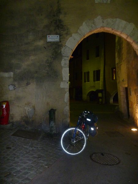 Fanette en goguette dans la rue sainte Claire d'Annecy dans le noir en mars 2012