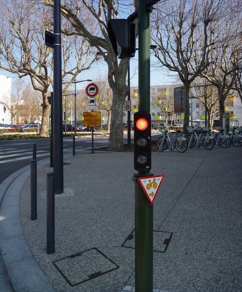 Vu à Valnce en 2012 : Autorisation de tourner à droite pour les cyclistes