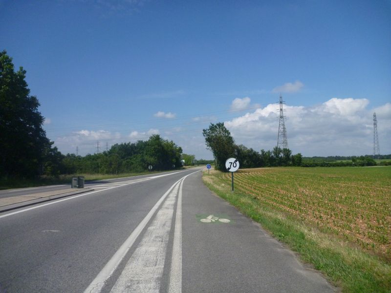 En route vers Loyettes, bandes cyclables ici, dommage que 100 m plus loin elles disparaissent.