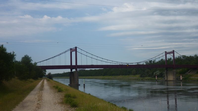 Halage Le long du canal après Donzère, vers Mondragon en 2013