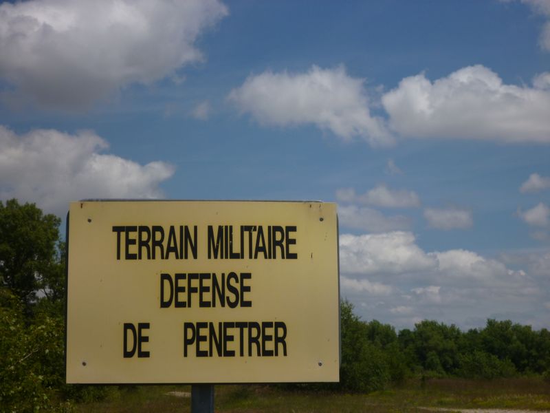 Terrain militaire à la Valbonne : défense de pénétrer