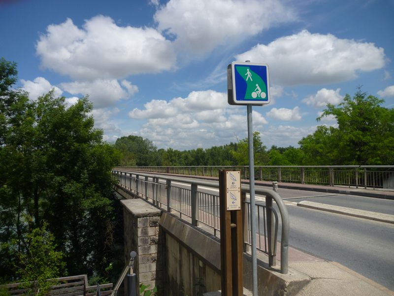 Viarhôna au pont de jons, gare à la marche ..