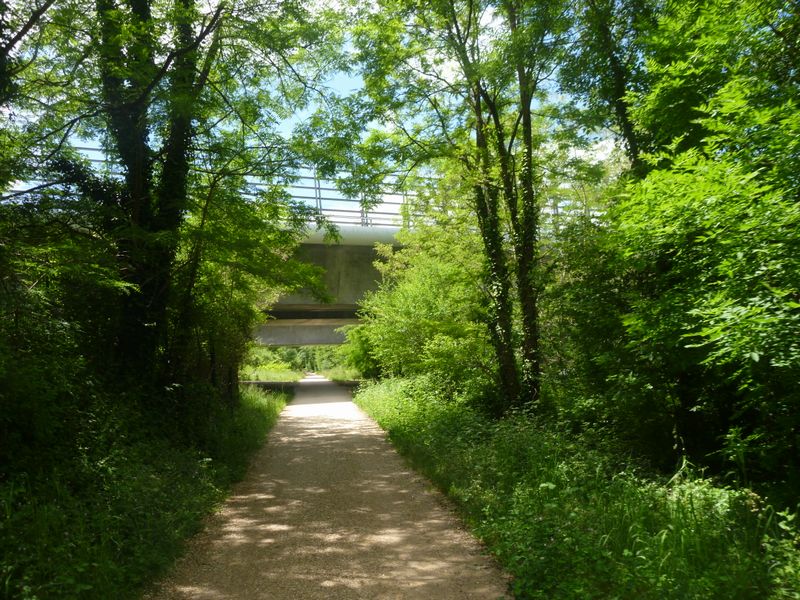 Sous le pont de l'autoroute A 432 en route le long du canal de Jonage