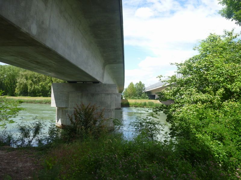 Sous le pont de l'autoroute A 432