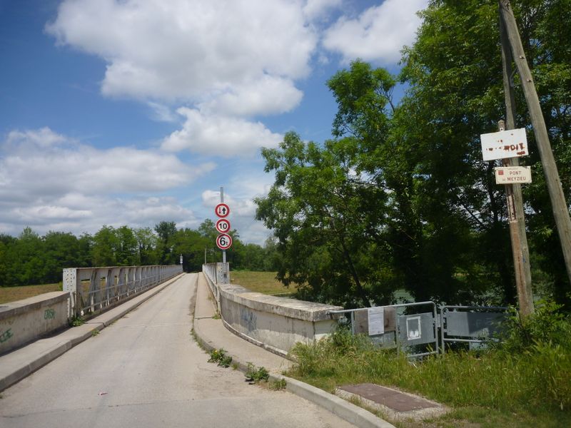 Pont d'Herbens sur le canal de Jonage, canal du rhône