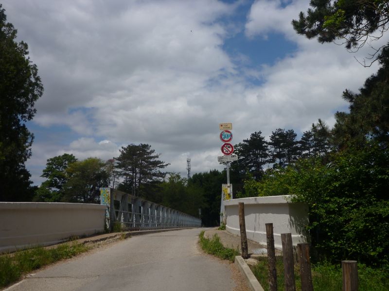 Pont d'Herbens ; toujours aucune indication Viarhôna juin 2013 ; vous dormez ou quoi ?