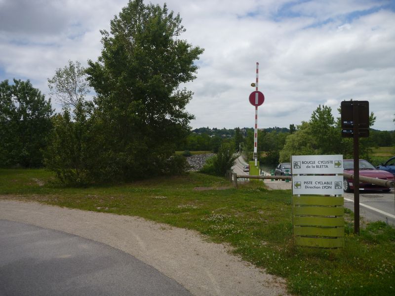 Viarhôna Grandparc au gué à Lyon : Balisage piste cyclable vers Lyon, Ok