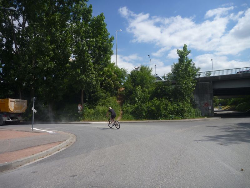 Pont de la croix Luizet, toujours pas clair le cheminement Viarhôna ,en 2013 , la balise ?