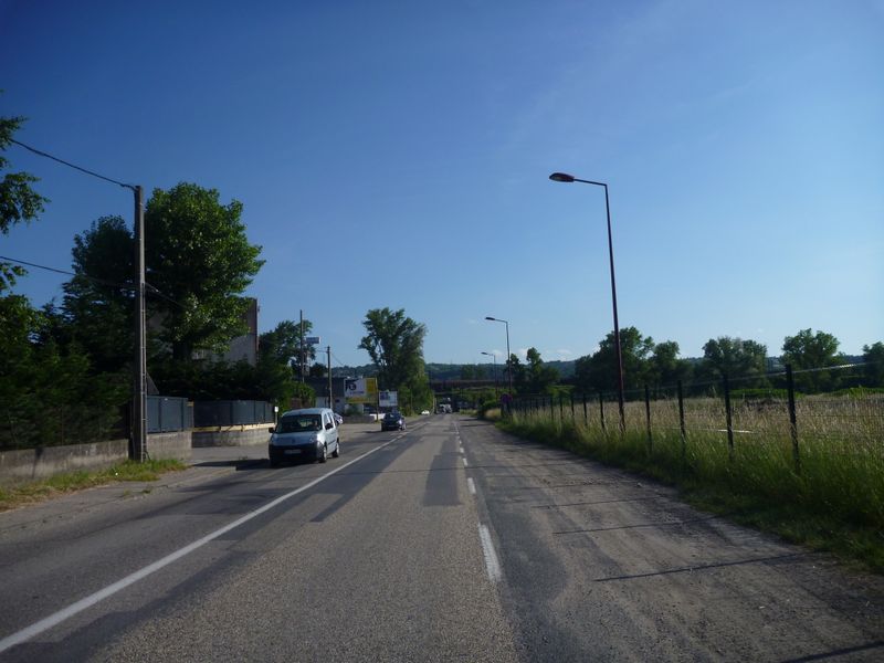 Piste cyclable vers saint Fons, zone pas trop propre et jonchée de bris de verre : Ya pas de balais à Lyon ?