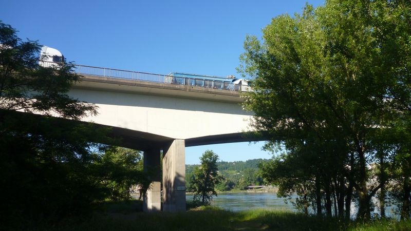 Sous le pont de l'autoroute A46, reliant Givors à Chasse sur Rhône ; au dessus du Rhône en 2013