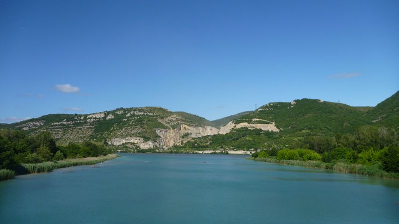 La confluence des fleuves Rhône et Isère en vue des monts ardèchois