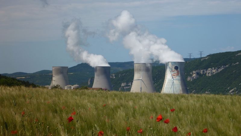 Belle vue sur les coquelicots et les cheminées de Cruas , depuis Les Tourrettes en 2013