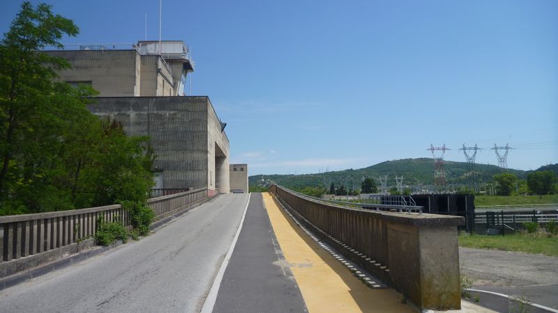 Bel aménagement cycliste sur ce pont au dessus du Rhône en Drôme
