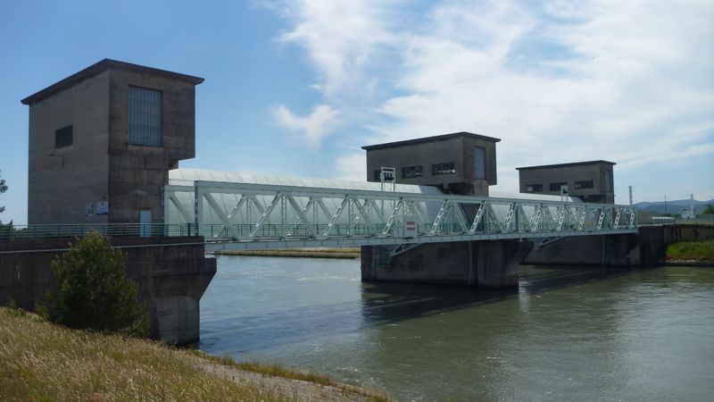 Entrée du canal de Donzère à Mondragon vu en 2013 : Barrières levées..