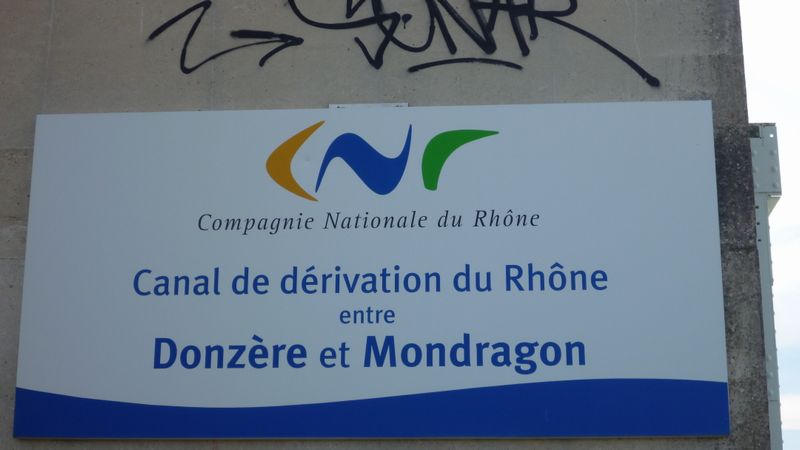 Pancarte indiquant le canal de Donzère à Mondragon