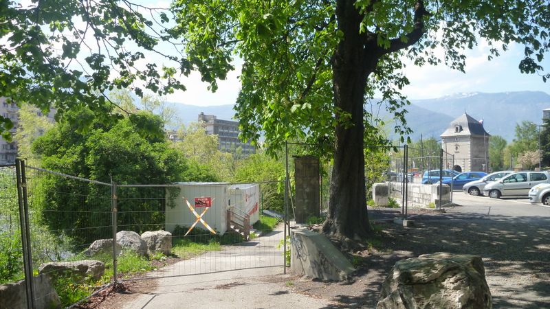 La piste cyclable des quais de Grenoble est en rénovation en 2013