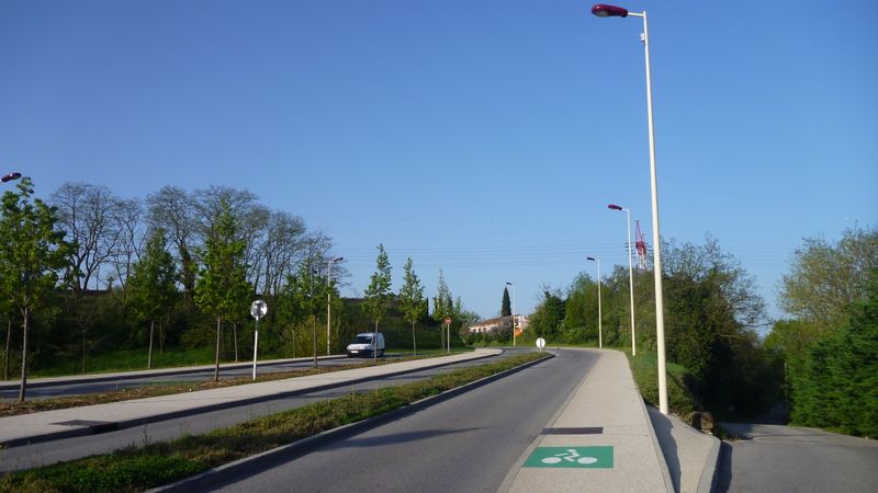 Bandes cyclables à Châteauneuf sur Isère en 2013.