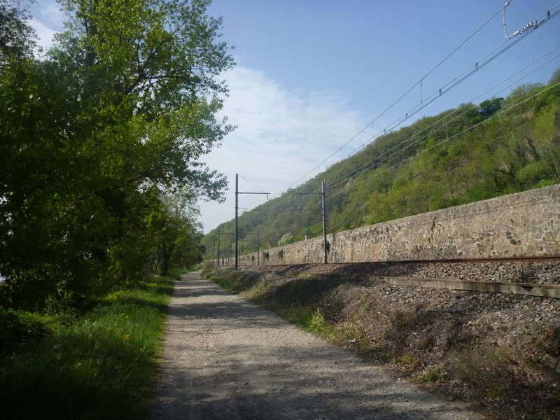 Chemin le long de le Rn 86 et voie férrée, un peu mieux qu'en 2012