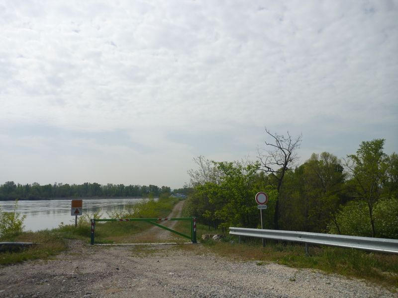 Le chemin de halage le long du rhône entre Charmes su Rhône et Beauchastel