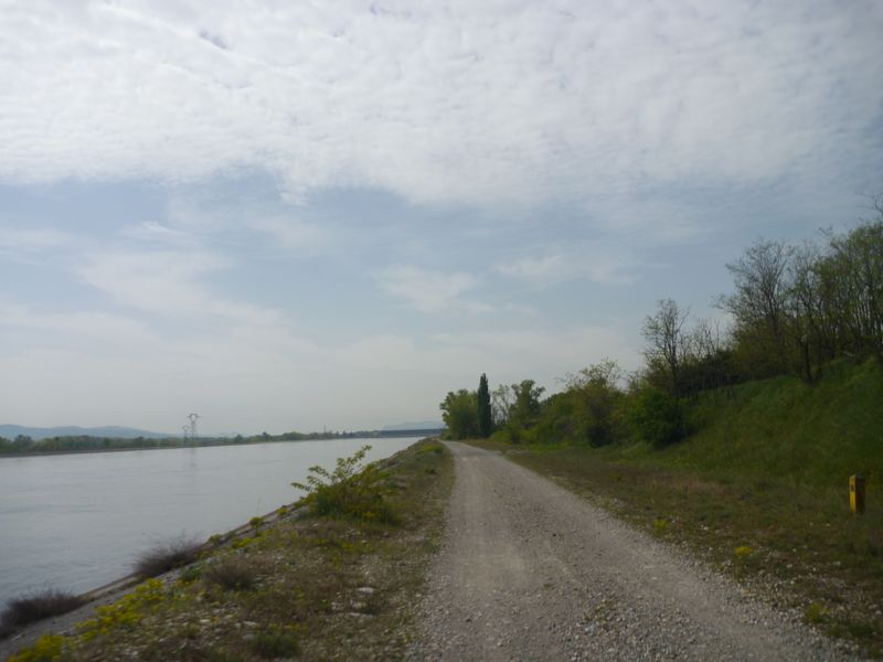 Chemin de halage le long du Rhône avant Beauchastel