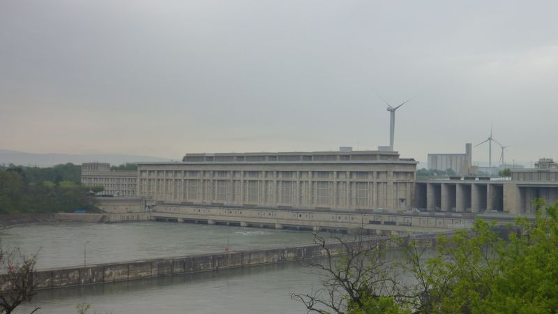 Pierralate, source d'energie : La centrale de Montdragon, les eoliennes, et la centrale atomique Tricastin