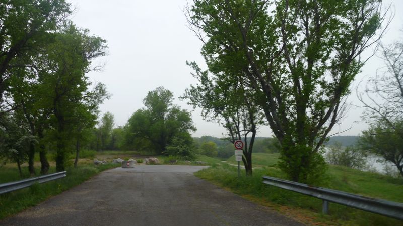 Les berges du cabal de Donzere Mondragon, sont semble t il roulable à vélo