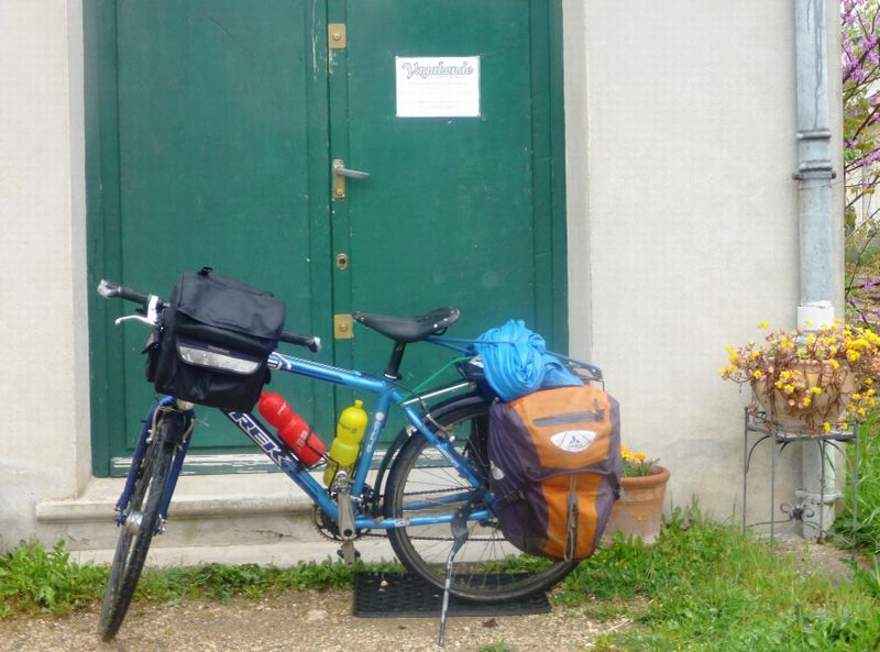 Fanette, cherchant Les cycles Vagabondes à Chabeuil en avril 2013