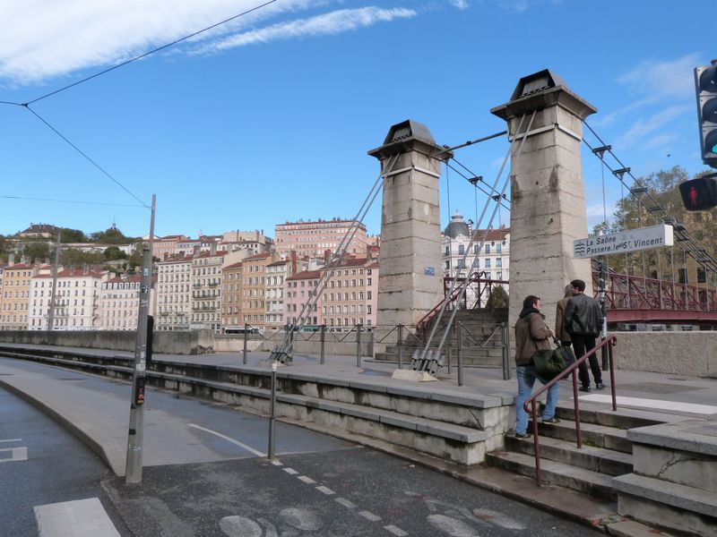 Bandelette cyclable à Lyon, Passerelle st jean quai de Saône
