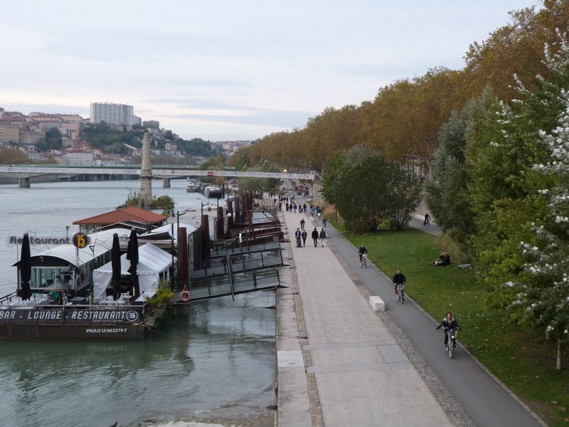 Les bords du Rhône à Lyon : Viarhôna, les péniches Lounge bar