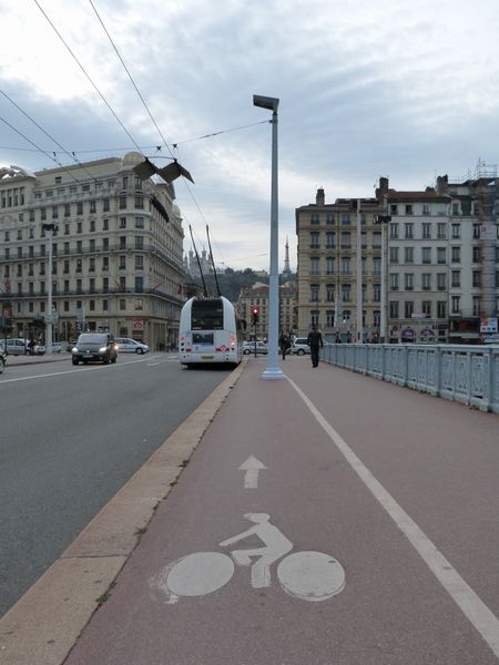 Bande cyclable à Lyon : Sur le pont Lafayette en 2013