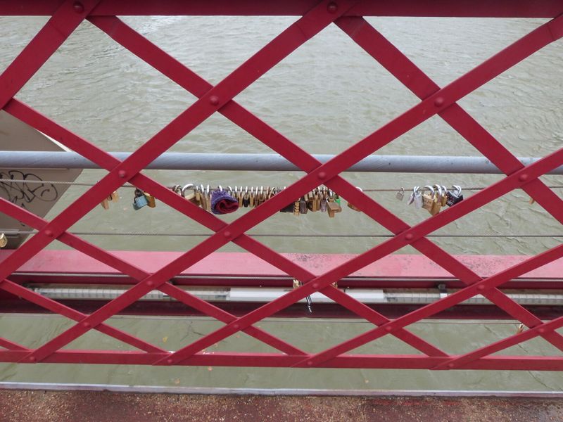 Cadenas fixés sur un pont au dessus de la Saône à Lyon en 2013