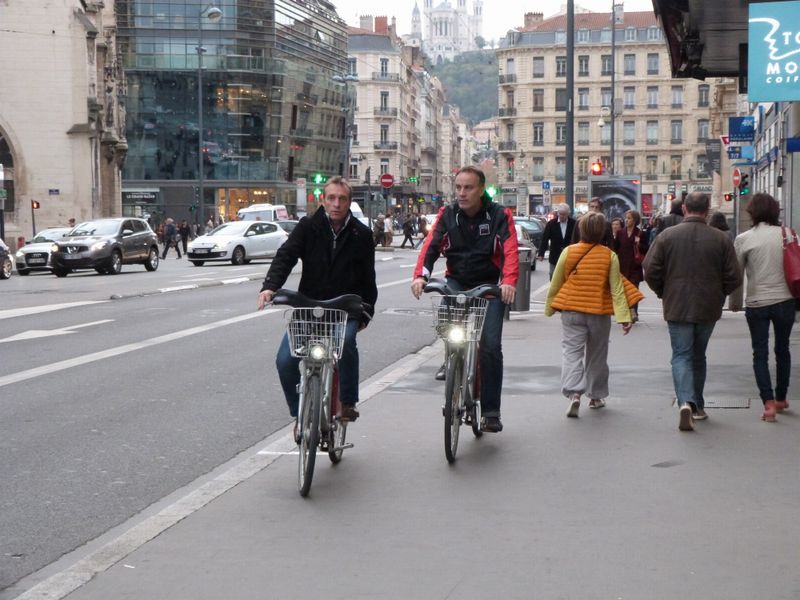 Ne pas rouler à vélo sur les trottoirs ..