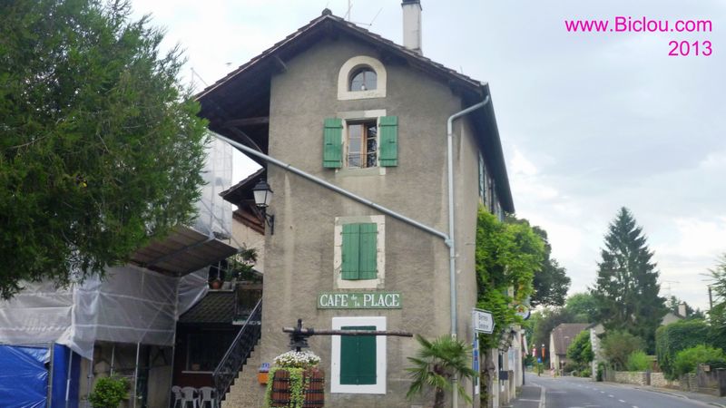 Le café de la place à Avully en suisse