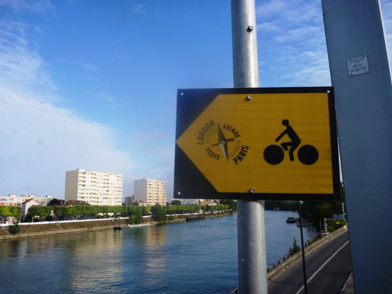 Balisage Paris Londres à bicyclette, en 2013, à Paris sur le pont de l'ile saint Denis