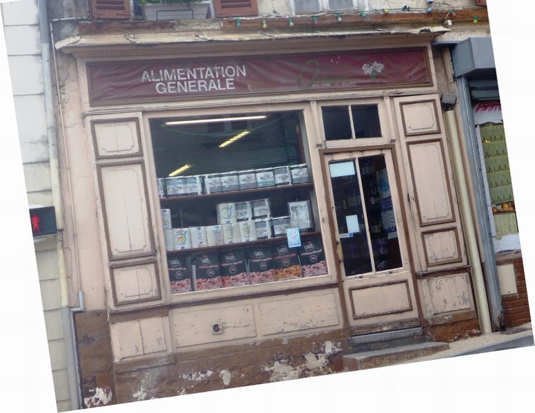 Epicerie d'antan vue en 2013, en bords de Seine