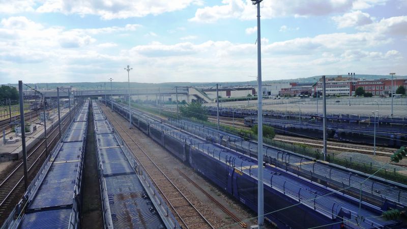 Les trains attendent les voitures neuves à Poissy en aout 2013
