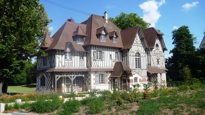 Grosse maison bourgeoise typique normande en 2013
