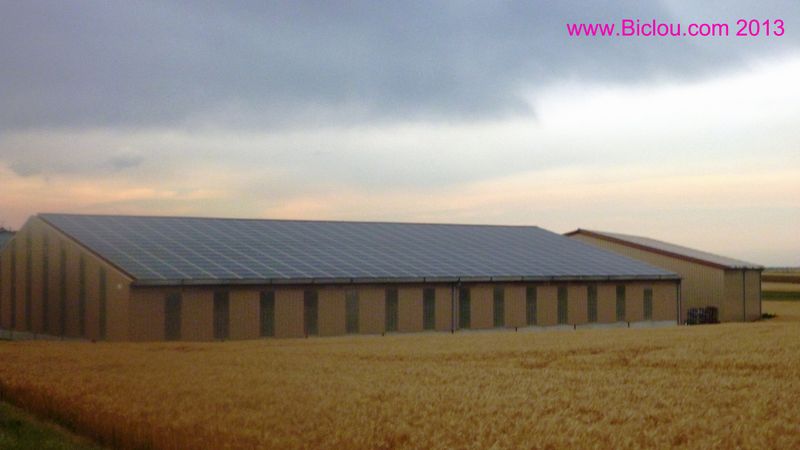 Belle toiture Hangar recouverte de panneaux solaires