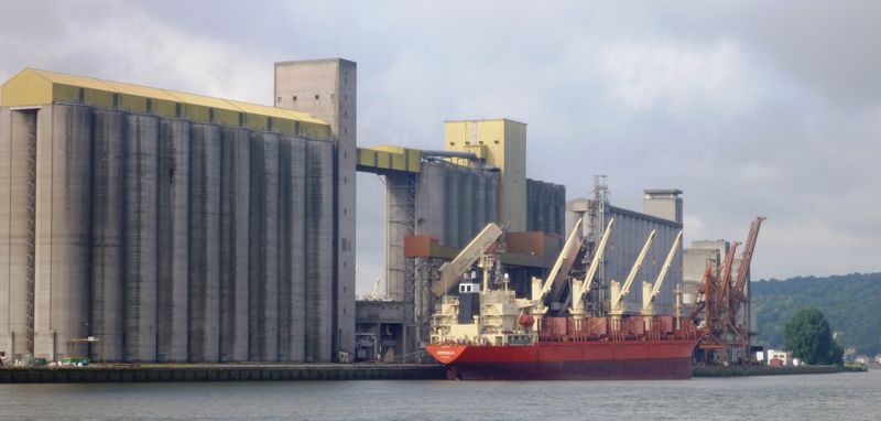 Immenses silos à grains dans le port de Rouen en 2013