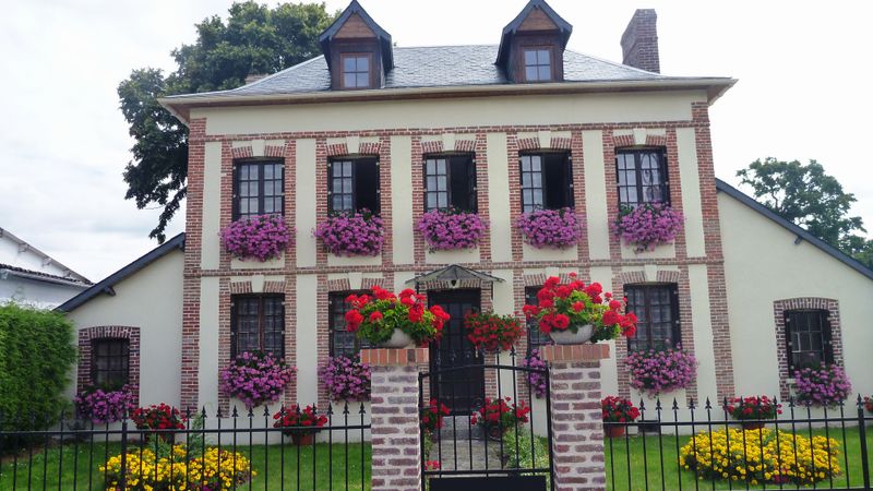 Belle maison bourgeoise fleurie à ..