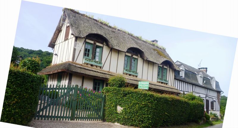 Maison moderne en toit de Chaume