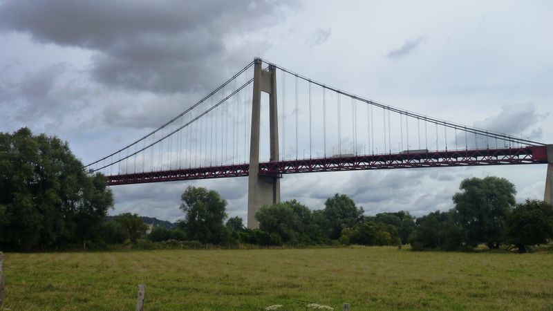 Sous le pont de Tancarville à bicyclette