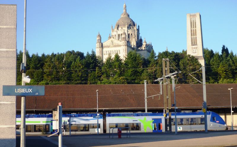 L'église sainte thérèse de Lisieux vue de la gare en 2013