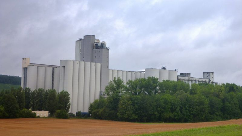 Silos à grain en bordure de la seine, en champagne