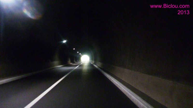 Tunnel au défilé de l'écluse vers Bellegarde sur valserine : Vélos mettez une chasuble