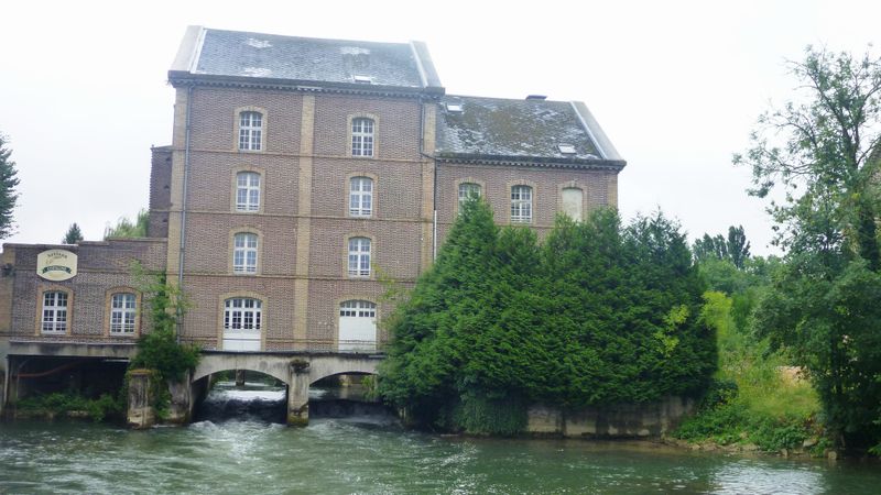 La Seine s'enfile sous ce bâtiment avant Troyes