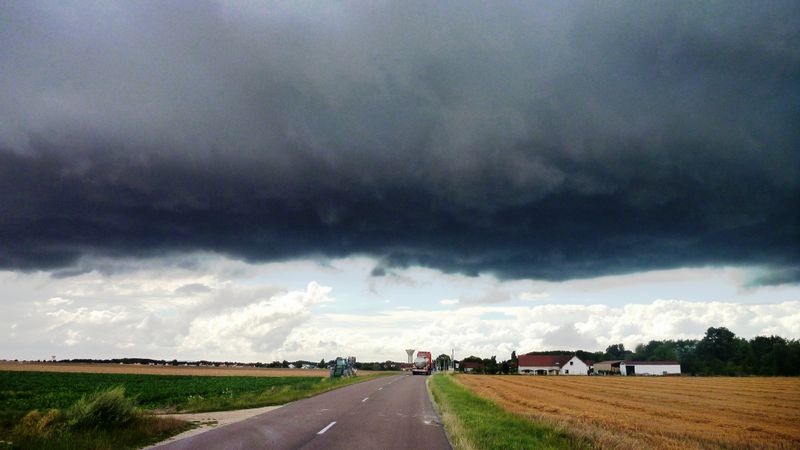 Gros orage et colère de Zeus en vue sur la route de Maizières la grande paroisse .. en Aout 2013