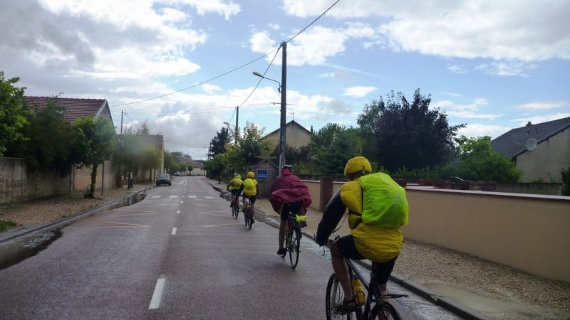 Sauve qui peut, l'orage gronde : amis cyclistes